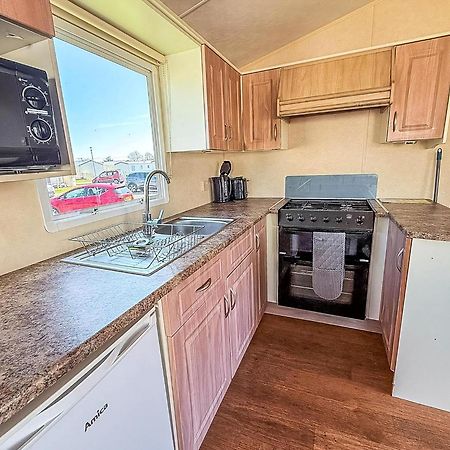 Superb Caravan At Seawick Holiday Park, Sleeps 8 Ref 27202Sw 클랙톤온씨 외부 사진