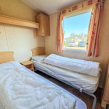Superb Caravan At Seawick Holiday Park, Sleeps 8 Ref 27202Sw 클랙톤온씨 외부 사진